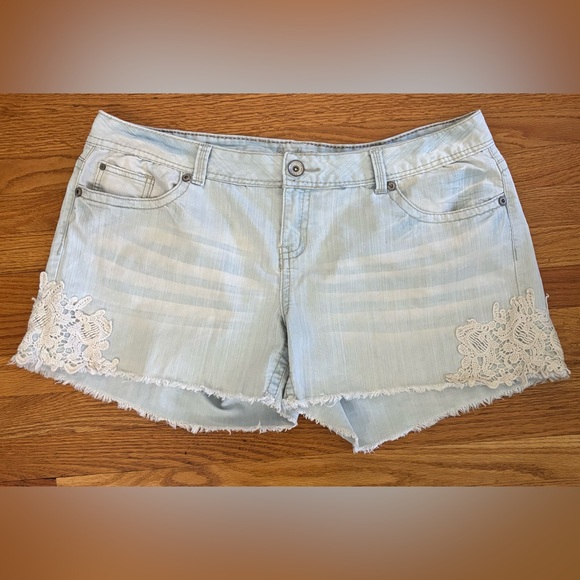 Amethyst Jeans Shorts Women’s Sz 20 Blue Denim Lace Detail Light Wash w/Pockets - Picture 1 of 7